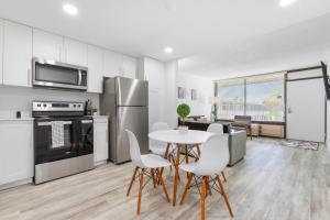 Mins from Disney Gym Pool Parking Pet Friendly