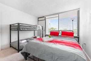Mins from Disney Gym Pool Parking Pet Friendly