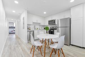 Mins from Disney Gym Pool Parking Pet Friendly