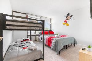 Mins from Disney Gym Pool Parking Pet Friendly