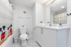 Mins from Disney Gym Pool Parking Pet Friendly