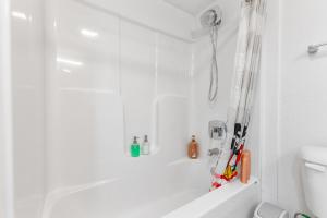 Mins from Disney Gym Pool Parking Pet Friendly