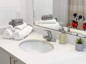 Mins from Disney Gym Pool Parking Pet Friendly