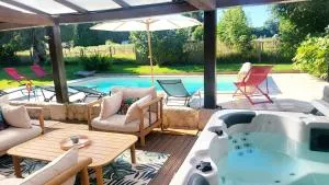Jacuzzi, Piscine, Station de recharge pour véhicule électrique, Maison normande du 19ème Siècle à 25' de Deauville, classée meublé de tourisme 5 étoiles - Le Breuil-en-Auge