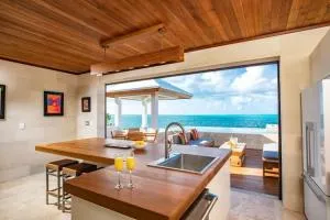 Luxurious Beachfront 2 bedroom villa on Smith's Reef - Turtle Cove