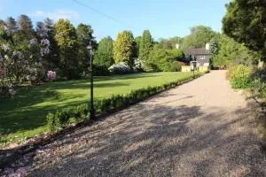 Charming retreat with hot tub and lake terrace - Fulford