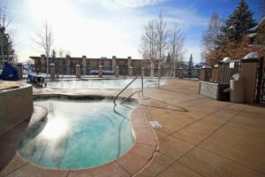 King Bed, Ski In & Out Access, Wood Burning Fireplace, Pool, Hot Tub, Sauna, Tennis & Fitness Center