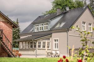 Landhaus hinter`m See Ferienwohnung Zur Schneiderei Kachelofen Schlittenbett Smart-TV