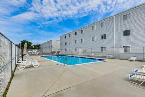 1 Mi to Jolly Roger! Poolside Family Retreat