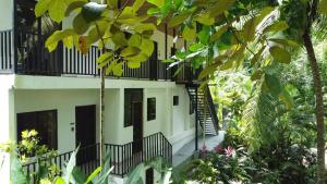 Riverside Apartments - Walk to the Beach in Santa Teresa! Newly Renovated!