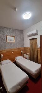 Twin Room - Disability Access room in Hotel Isis