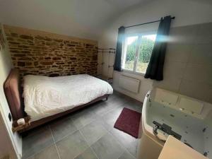 Gîte en pierre avec baignoire balnéo