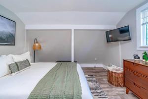 The Cozy Bear Cabin, BBQ, Indoor Fireplace!