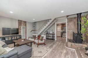 The Cozy Bear Cabin, BBQ, Indoor Fireplace!