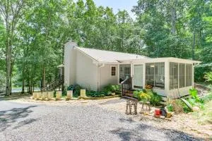 Pet-Friendly Home with Hot Tub in Blue Ridge! - Chestnut Gap