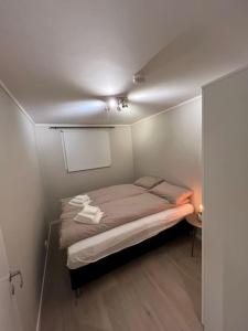 Cozy apartment by sherpa steps with free parking