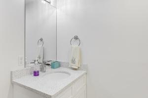 Quiet Kingston Getaway - 3 Mi to Beaches!