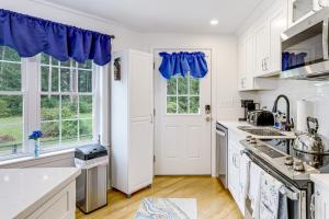 Quiet Kingston Getaway - 3 Mi to Beaches!