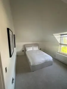 3 bedroom apartment - Elmers End