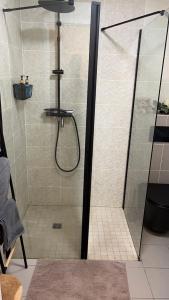 Studio neuf avec terrasse et entrée indépendante