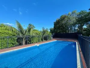 Luxury Villa in Prime Location with Spacious Pool - Kumeu