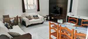 Casa térrea com piscina a 250 metros da praia