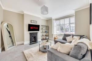 Beautiful 5 Bedroom 4 Bathroom House in W6 by Yoko Property - 10 minutes to Central London - Free Parking, Fast WiFi, Work Desks and SmartTVs with Disney and Netflix