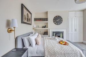 Beautiful 5 Bedroom 4 Bathroom House in W6 by Yoko Property - 10 minutes to Central London - Free Parking, Fast WiFi, Work Desks and SmartTVs with Disney and Netflix