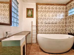 Phòng Gia Đình Có Bồn Tắm (Family Room with Bath)