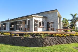 Hosts on the Coast Aquila Sunrise