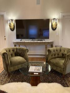Pineapple House, Romantic 3 Bed 2 Bath Apt, Sleeps 6! Private Balcony! City Center! FREE Parking!