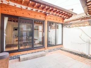 JAY Hanok ㅡ 3BR 3Bath ㅡ 8min from Anguk STN