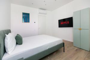 Roots One - Lakeview Escape with Balcony & Parking