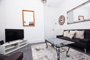 The Summit West End- Elegant Apartment with Free Parking in Prime Location