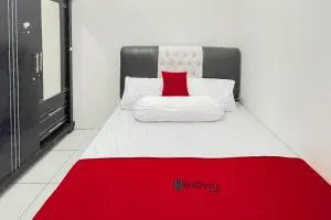 RedDoorz Near Karawang Central Plaza - Telukjambe