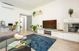 Riverside Apartment No2