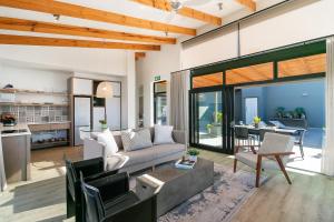 Sunny Double Volume Penthouse,Ensuite