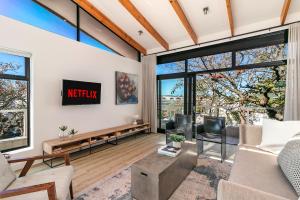 Sunny Double Volume Penthouse,Ensuite