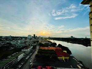 Kuching City Center Riverine Apartment With Balcony and Garden View