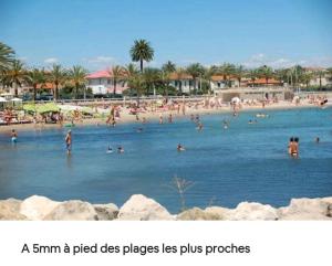 Agreable et Calme 3 pieces Terrasse, Piscine, Tennis, Plage