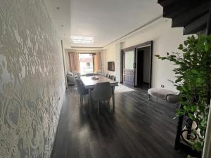 Chic City Stay in 4 bed Penthouse In Midtown Compound, AUC