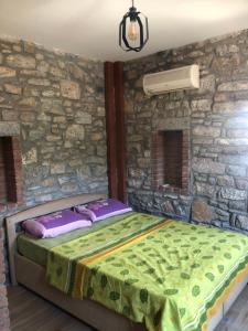 Plaja çok yakın tarihi taş ev