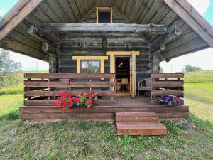 Lakeside cabin with saunas, hot-tub options