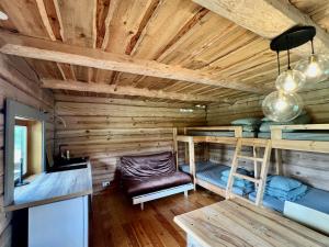 Lakeside cabin with saunas, hot-tub options