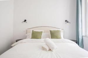 Minimalistic apartment near Vieux-Port by Weekome