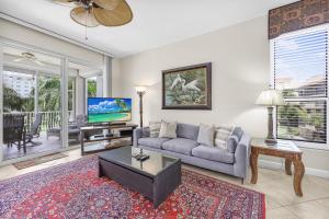 Peaceful condo with pool and steps to South Beach