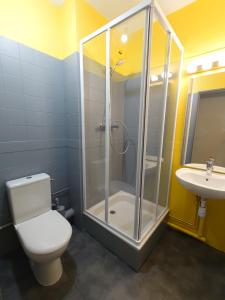 Hotels greet hotel Grenoble Centre Gare : Chambre Pop avec Lit Double et Canapé-Lit Simple