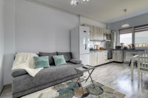 Homie Gray Apartment - Private Parking - Self Check-In