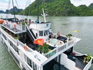 Oasis Bay Party Cruise - Ha Long Bay Tour