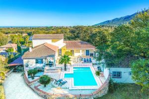 Villa des Alberes by Villa Plus